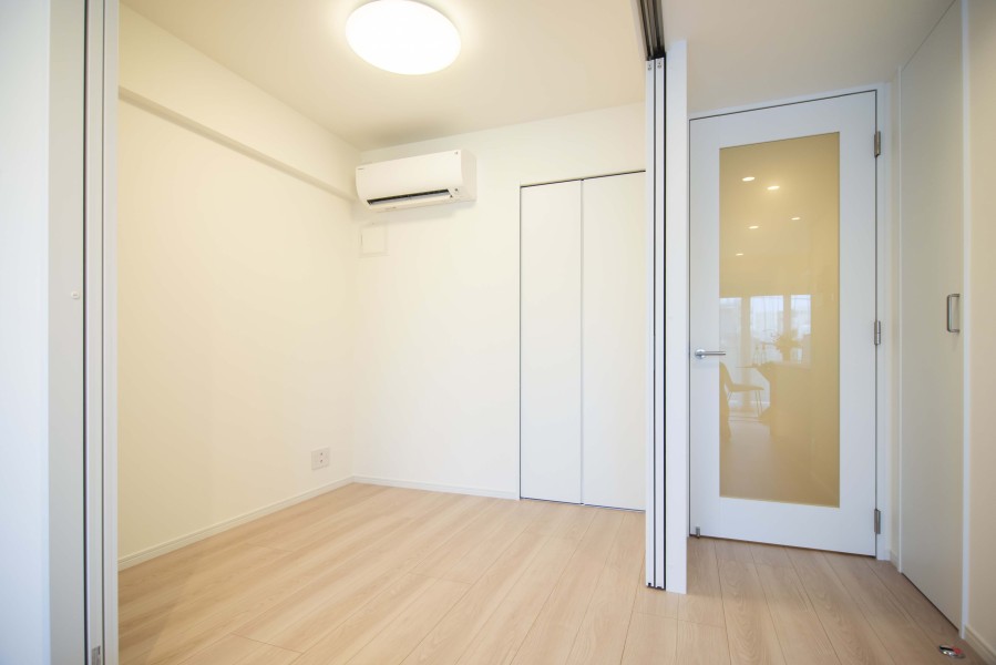 リビングダイニングに隣接した洋室2です。コンパクトなお部屋なので、テレワークスペースにもぴったりです。