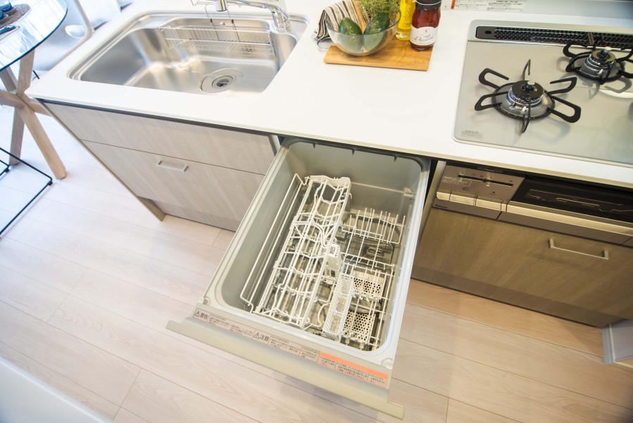 ◆食器洗浄機◆家事の時間を短縮できる優れもの。さらに節水・節約を同時に行うことができるので、人気があり重宝します。