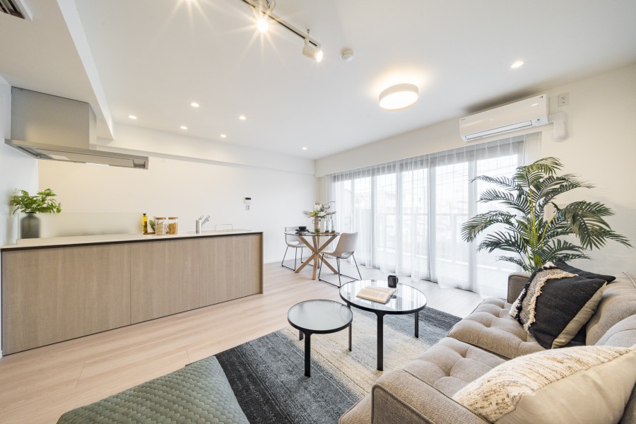 あたたかな光が降り注ぎ、穏やかな時間に纏われたリビングダイニングです。居心地の良いリビングはシンプルで洗練された佇まいを感じさせるお部屋で、家族も快適にくつろぐことができそうです。