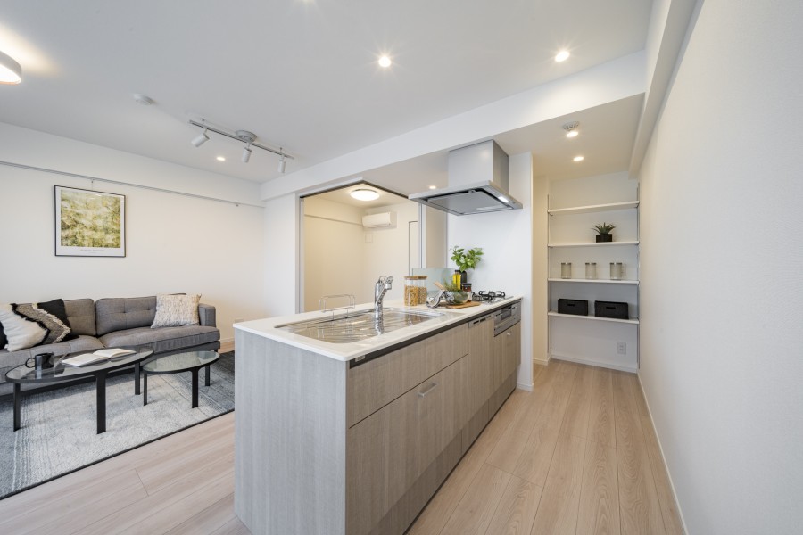 キッチンの奥には使い勝手の良い収納棚を備え付けました。細々としたキッチンツールやスットク食品などの保管にもお使いいただけます。汚れを落としやすいガラストップのコンロやディスポーザー、浄水器付きです。