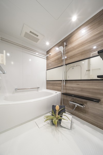 浴室暖房乾燥機も完備で、雨の日の衣類の乾燥にも便利です。お手入れ楽々な素材を使用していますので、お掃除もしやすく日常生活も快適にお過ごしいただけます。