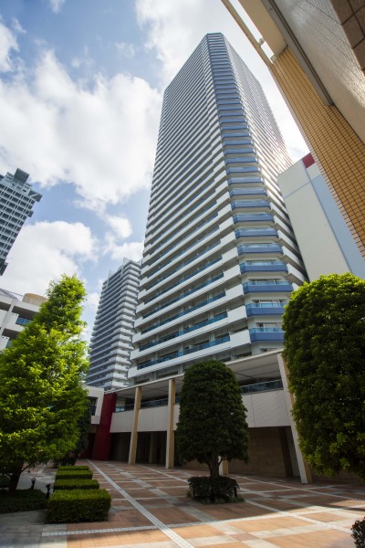 ビックターミナル『横浜』駅徒歩10分。充実した共用設備のある地上42階建タワーマンションです。