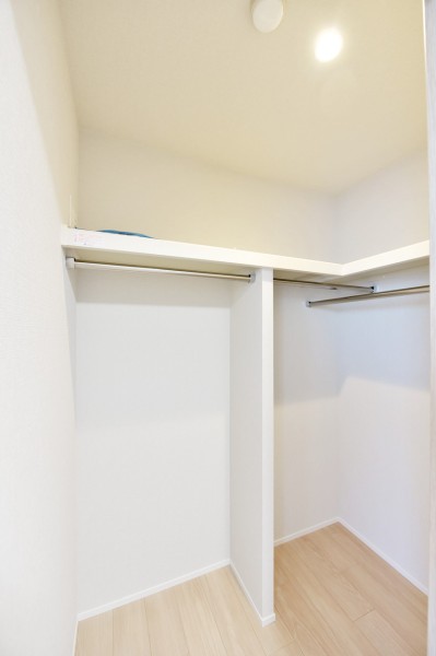洋室2にもウォークインクローゼットを設置しました。２か所のウオークインクローゼットがありますので、日常使いのものから小物類などたっぷりと収納できます。