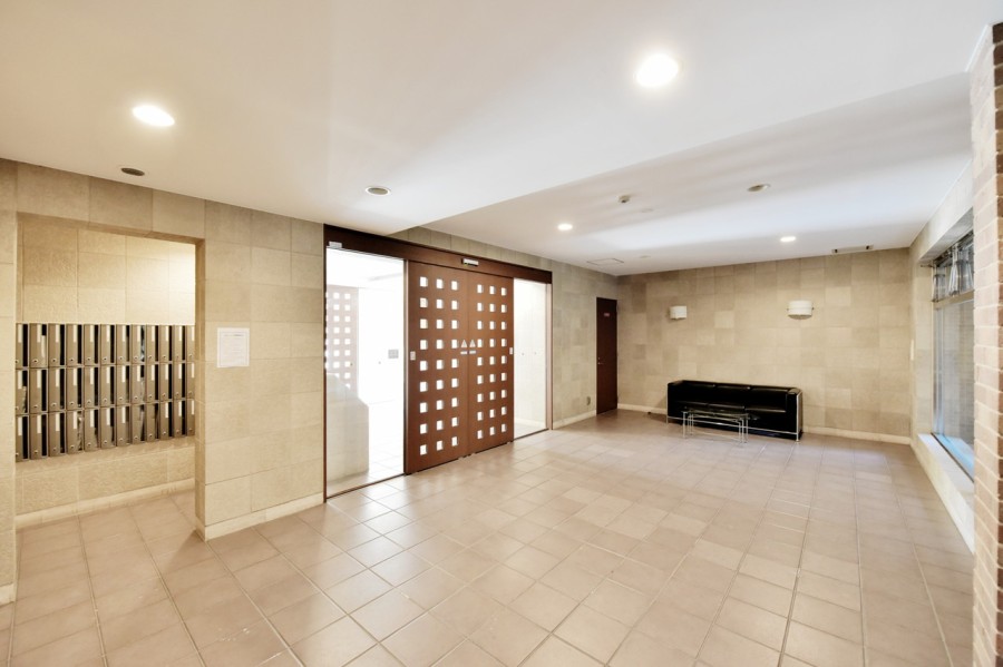 外観と同様ベージュ系のタイル張りのエントランスです。オートロックに宅配ボックス完備です。駅からの道のりははぼ平坦ですので、小さなお子様からご年配の方まで住みやすい環境が魅力的です。