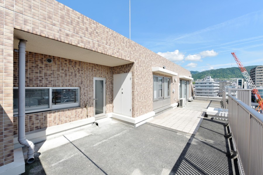 約54m²の大型ルーフテラス付です。時間や季節と共に変化していく美しい景色を眺めながら大きく深呼吸をしたくなるような贅沢なスペースです。ルーフテラスにはトランクルームがあります。