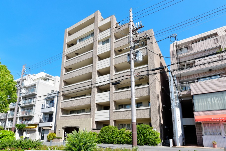 JR芦屋駅から徒歩5分、阪神線や阪急線も利用可能な便利な立地です。2004年建築、総戸数39戸、８階建てのマンションです。JR芦屋駅は新快速が停車しますので、神戸・大阪どちらの方面のお出かけにも便利です。