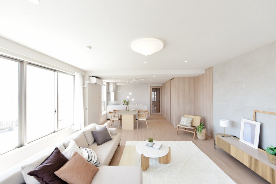 8階部分最上階の三方角住戸で豊かな光と風を感じる爽やかな住まいです。素材をいかす優しい風合いの内装に仕上げましたので、どんな家具とも馴染みが良く、インテリアを選ぶ楽しみも生まれます。