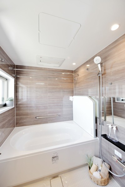 ルーフテラスの風景を望む1620サイズのビューバスです。毎日の疲れをのんびりと癒して頂ける空間です。一人でゆったり、お子様とのびのびとバスタイムをお楽しみ頂けます。浴室暖房乾燥機完備です。