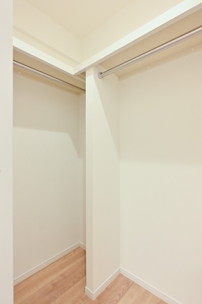 洋室1の頼もしい収納力を持つウォークインクローゼットです。居室部分を広々とお使いいただけます。