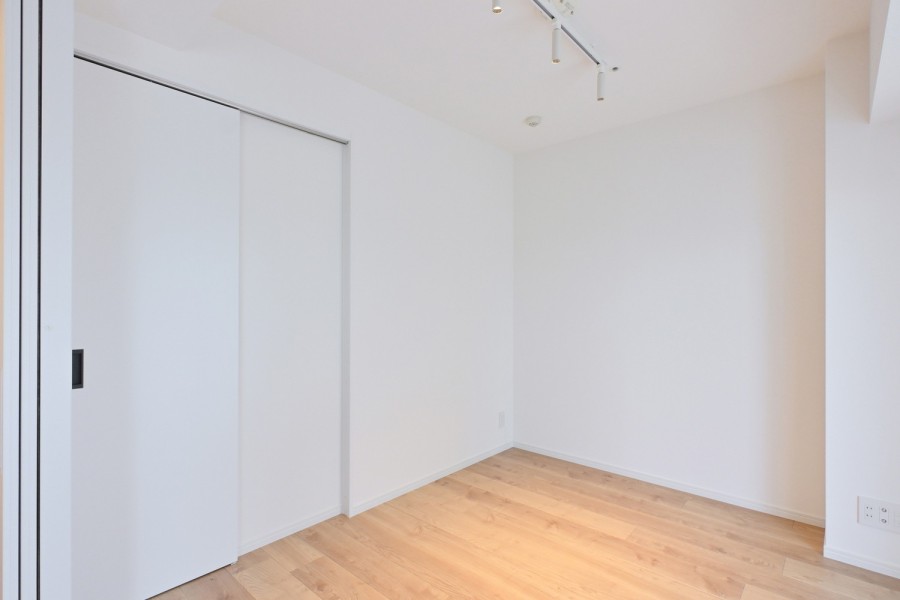 洋室2にもウォークインクローゼットが備え付けられています。かさばりやすいアウターやオフシーズンの家電など、たっぷり収納できそうです。
