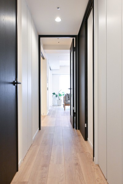 リビングダイニングからの光を取り込んだ明るい廊下部分です。大切なご家族の「ただいま」「おかえり」が行き交う心温まる空間です。