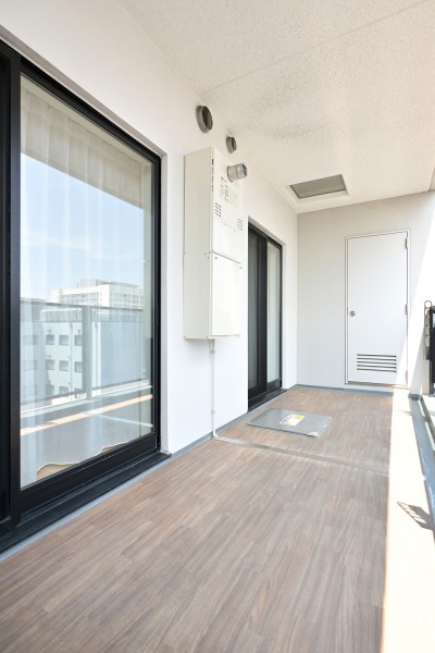 南向きで、採光のたっぷり取れる明るいバルコニーです。使用料無償の便利なトランクルーム付きです♪