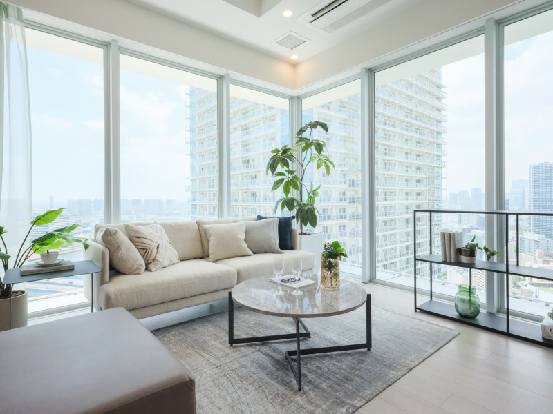 二面採光の大きな窓からは、たっぷりの陽光が降り注ぎます。心地よい光で満たされたLD部分には床暖房を敷設しているので、１年中快適にお過ごし頂けます。