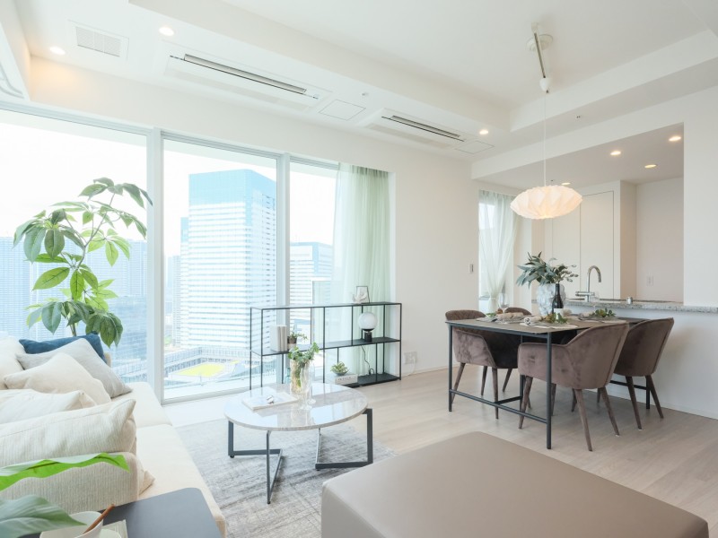 都会の利便性を享受しながら、心穏やかなひと時を大切に過ごせる住まいです。上質で気品溢れるホワイト基調のお部屋は、機能性とデザイン性を兼ね備えた空間です。