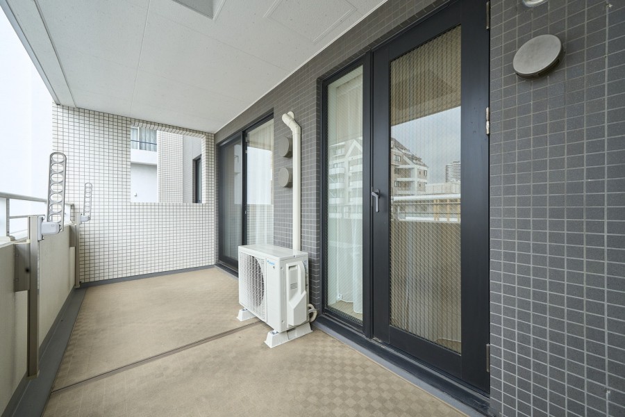 南西向きで採光の取れたバルコニーです。ゆとりがあるので、ご家族分の洗濯物もしっかり干すことができそうです。