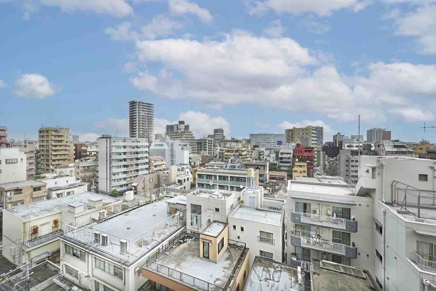 バルコニーからの眺望です。 前面には開放感のある光景がお楽しみいただけます。のびやかに広がる空が日常になり、至福の時間に包まれる住まいです。