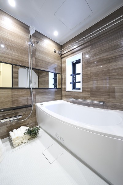 1416サイズでゆったりとおくつろぎいただけるバスルームです。窓があり、換気に便利です。暖房・涼風・換気・乾燥機能付きで1年中快適なバスタイムをお楽しみいただけます。