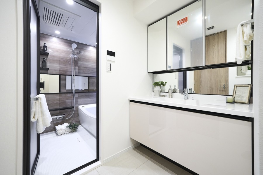 ゆとりのある洗面化粧台は大きな鏡が印象的なラグジュアリーな空間です。ボウル横にもスペースがあるので、メイクやヘアセットにも便利にお使いいただけます。