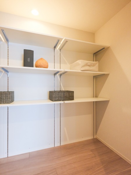 リビングダイニングに備えつけられた約1.8帖の納戸です。防災バッグや日用品のストックなど、たっぷり収納いただけます。