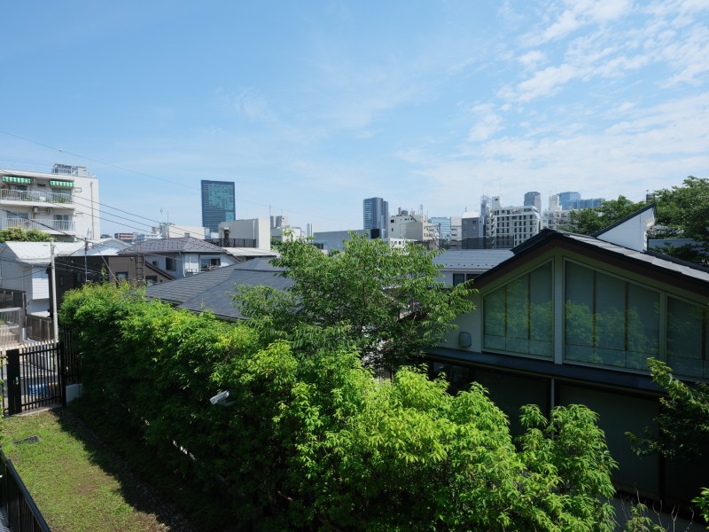 遠くの景色まで見渡せる開放的な眺望です。都会の喧騒を忘れさせ、ほっと一息つけるリフレッシュにぴったりな眺めです。