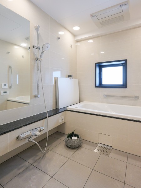 毎日のバスタイムを贅沢にしてくれる1822サイズの大型ユニットバスです。窓付きなので換気しやすく快適な空間です。