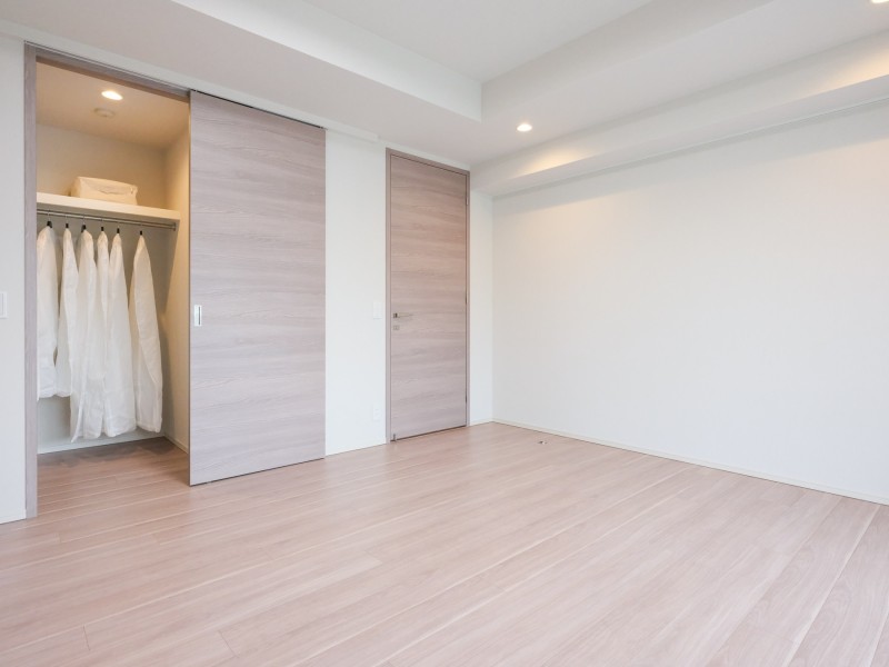 洋室1には頼もしい収納力を誇るWICが備え付けられています。ハンガーパイプ付きなので、アウターなどかさばる衣類の収納に便利です。