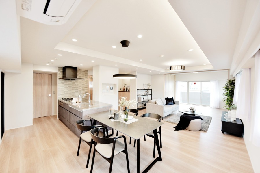 6階部分の東・西・北の三方角住戸、二面採光のゆったりとしたＬＤＫは約24.4帖の広さがあり、家族がゆったりとくつろげる空間となっています。床暖房完備ですので、足元から温かく冬場も快適に過ごすことができます。