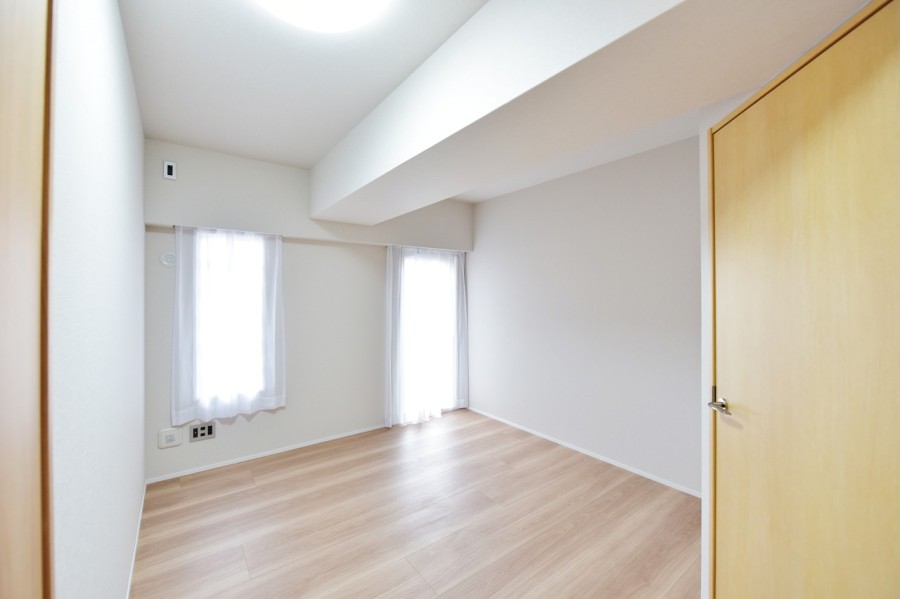 洋室2（約6.6帖）は大容量のウォークインクローゼットを備え付けました。シンプルな内装ですので、インテリアや小物でお好みの空間を演出して頂けます。