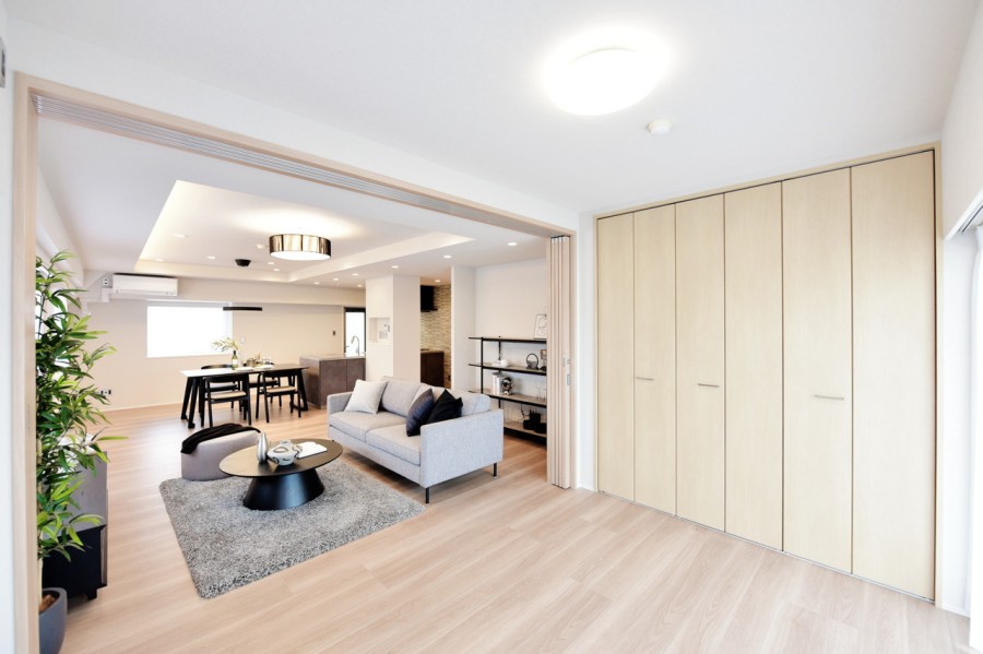 洋室3（約5.5帖）はリビングに隣接しており、扉を開放して拡張リビングとしてもお使い頂けます。家族構成やライフスタイルに合わせてフレキシブルにお使い頂ける機能的な間取りが魅力的です。