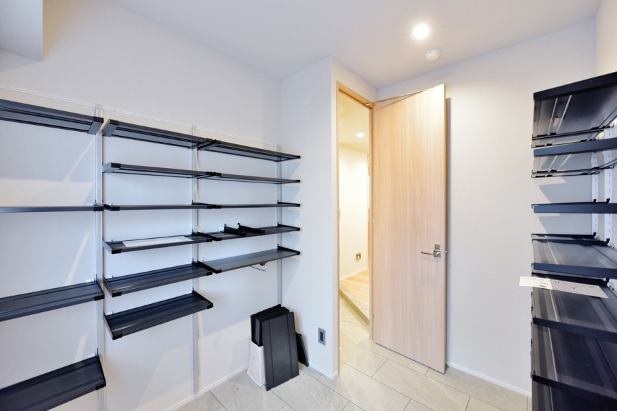 玄関には大容量のシューズインクローゼットが設置されています。高さ調整ができる収納棚で、家族の靴のサイズや種類に合わせてたくさん収納出来ます。また、アウトドア用品やゴルフバッグなどの収納にも便利です。