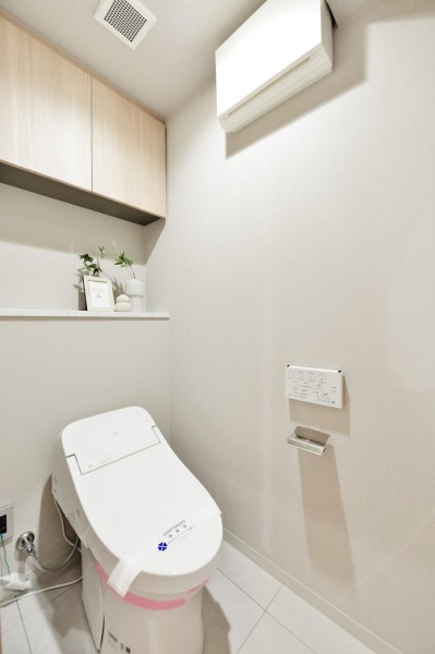 スタイリッシュなタンクレストイレですので、スッキリとした空間を保てます。吊戸棚を設置していますので、清掃用品や小物類の収納にも便利です。手洗いカウンターがありますので、清潔に保てます。