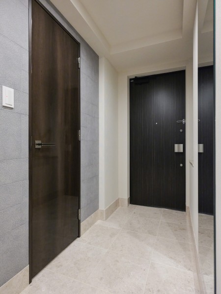 高級感漂う玄関ホールからアクセス可能なシューズインクローゼットです。ゆとりがある空間のため、キャリーケースなど大きいお荷物の移動も快適です。