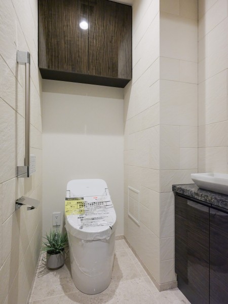 シックでまとめられたレストルームは安らぎのスペースです。洗練されたデザインのタンクレスを採用、手洗いカウンターも備え付けられています。