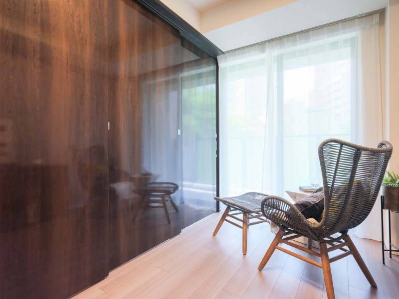 約5.0帖の洋室2です。バルコニーに接続する開放的な空間です。明るく、ワークスペースとしても快適に活用いただけます。