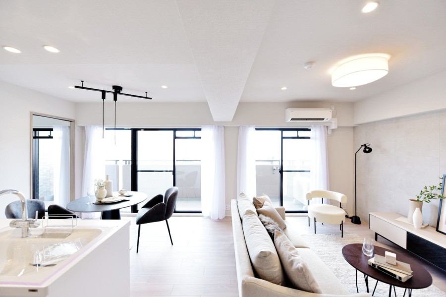 9階部分の北西角住戸につき、眺望・通風良好です。大きな窓からやわらかい光が差し込むＬＤＫは約15.5帖の広さがあります。シンプルな内装に仕上げましたのでどんなインテリアとも馴染みます。