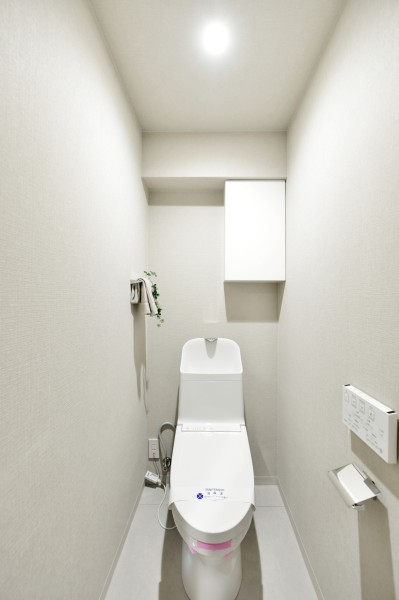 TOTO製ウォシュレット付きトイレ新規交換済みです。汚れが付きにくい素材やお掃除らくらくな機能を搭載していますので、ノンストレスでいつもきれいな空間を保つことができます。