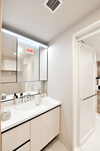 朝の忙しい時間も入浴後のプライベートな時間も快適に使用いただける洗面台です。シンプルながらも収納量がたっぷりで、いつも整頓された空間を保てます。タッチレススイッチで手も触れずに照明をonoff可能です。