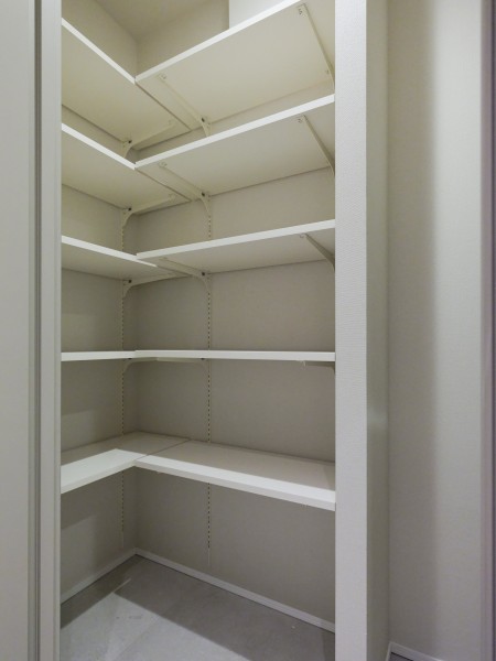 玄関からアクセスできるシューズインクローゼットです。豊富な可動棚付きでシューズはもちろん、アウトドアグッズや雨具なども収納可能です。