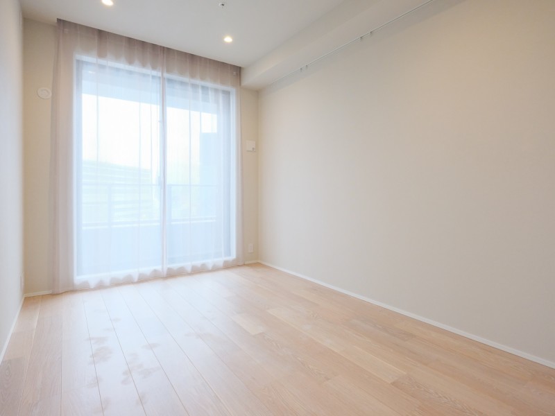 約6.7帖の洋室1はリビングから一番遠く、プライベート性が高いお部屋です。ウォークインクローゼット付きで居住スペースを広くお使いいただけるため、主寝室におすすめです。