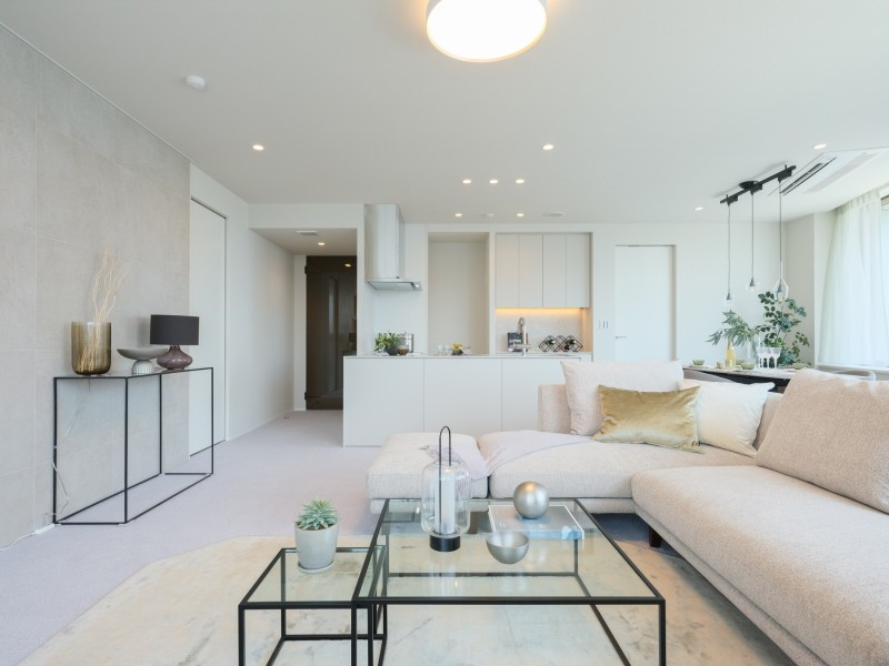 約26.9帖の明るく開放感のあるリビングダイニングキッチンです。住まう方の暮らしやすさと心地よさを追求した空間です。