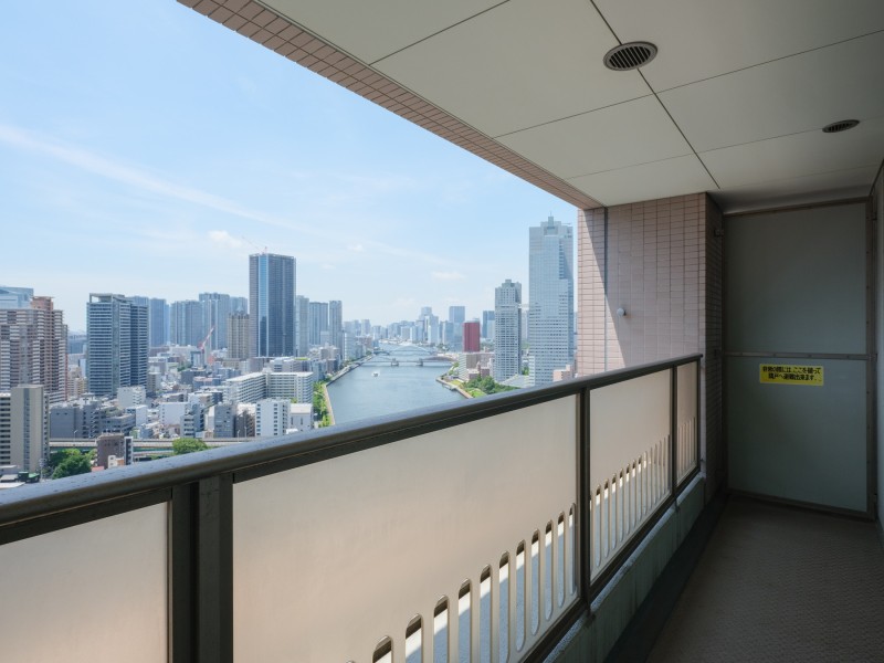 バルコニーからは都心らしい眺望をお楽しみいただけます。変わりゆく空の色を楽しみながら日々をアップデートできそうです。