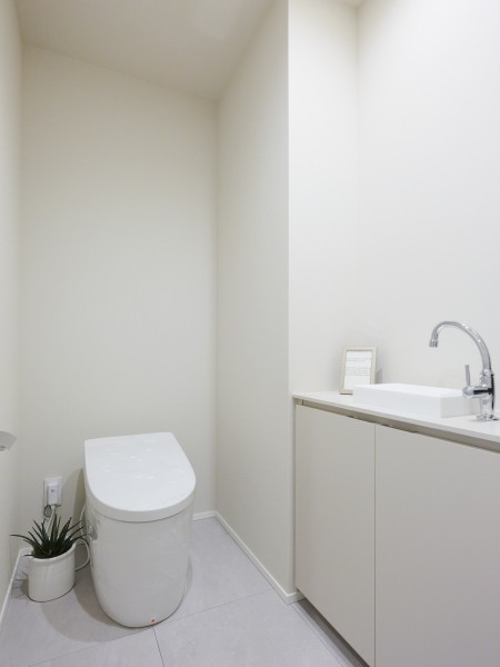 2箇所あるレストルームには洗練された住まいにふさわしいスタイリッシュなタンクレストイレを備え付けました。毎日使う場所だからこそ、清潔感と使いやすさを考慮した空間です。