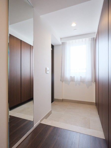 大きな窓から光が差し込む明るい玄関が、住まいの顔になってくれます。身支度に便利な鏡付きで、気持ちよくお出かけできそうです。