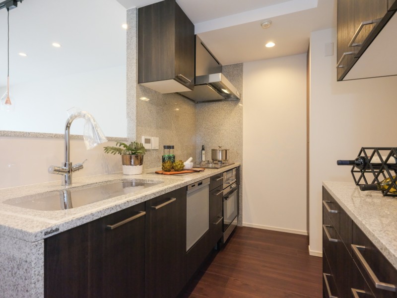 ガラストップを採用した美しく、お手入れのしやすいキッチンです。リビングにいるご家族とコミュニケーションを取りながらお料理ができます。