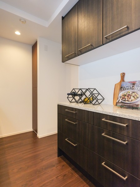 キッチン背面には収納豊富でカウンタースペースも広いカップボードがあります。快適な家事動線が確保されたオープンキッチンです。