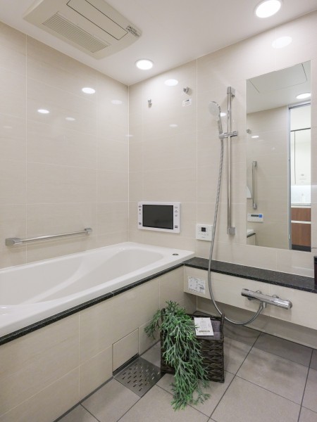 ミストサウナや浴室TV付きの、白を基調とした清潔感溢れるバスルームです。毎日のバスタイムを贅沢に、豊かにしてくれます。