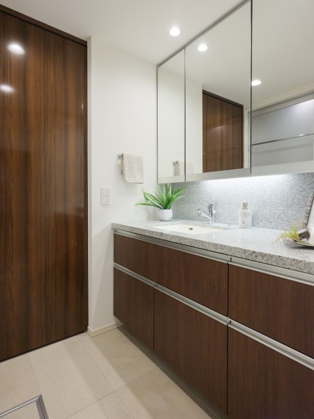 たっぷりの収納を備えた洗面化粧室です。散らばりやすい小物もしっかりと収納可能。サイドスペースにゆとりがあり、ドレッサーとしてもお使いいただけます。