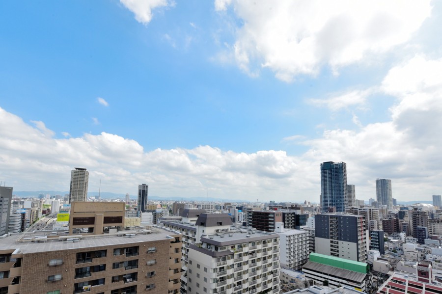 北側の眺望です。日々進化していく大阪梅田エリアの街並みを眺めることができます。洗練された都心の暮らしを満喫できる立地です。