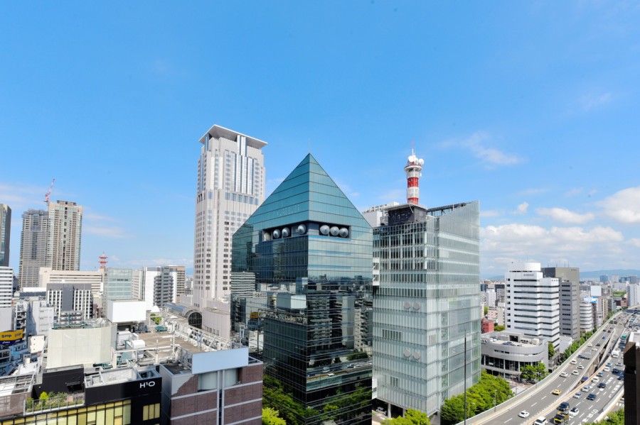 西側の眺望です。大阪梅田のシティービューです。ホテルライクな共用施設、32階には地上約100メートルの高さからきらめく都市の夜景をお楽しみ頂けるスカイラウンジが設けられています。
