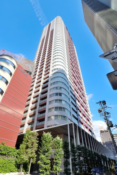 阪急梅田駅まで6分、その他JR、地下鉄利用可能な大阪の中心地です。コーナーデザインを活かした印象的な外観が目を引きます。エントランスまでのメインゲートも非常に美しいデザインで迎えてくれます。